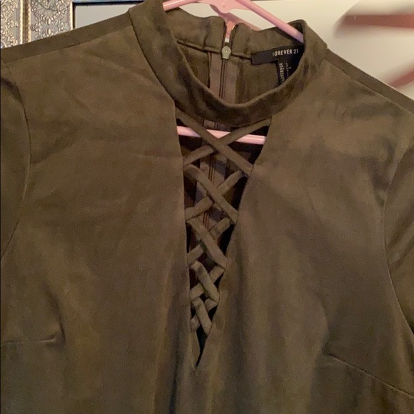 Velvet green short sleeve dress - Picture 2 of 2